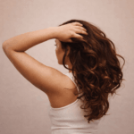 7 Tricks für vollere Haare – so stoppst du Haarausfall wirklich (ohne Bullshit) Haare braun lang öl für Haare